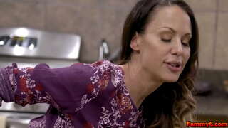 Hot brunette kvinde Mckenzie Lee får nogle DNA fra den unge stud og gør ham cum