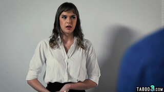 Żona куажа rozkazuje swojemu pracownikowi uświadomionej awangardzie przelecieć jej mężulek