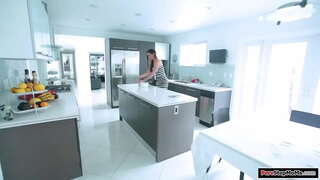 Кечкенә сиськи мачехи әзерлиләр, һәм аның күлмәк пачкается.Ул яшилђр-табигатькђ якынлык аның өчен почистить, бар пасынка башлана стояк.Ул бирә, аңа подрочить һәм отсосать һәм трахается