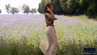 Грудастая венгерская мадэль милф распранаецца і выглядае неверагодна сэксуальна аголенай