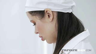 Jesti v kuhinji! Zapeljiva babe Cassie Ogenj zadovoljen s tem BBC mesa, pri čemer je globoko v njeno muco, dokler ne bo čas za nekaj analni! Bon Apetit! Celotno Podrsajte &amp;amp; 1000s Več na PrivateBlack.com!