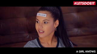 #LETSDOEIT - صقلية النموذج ، Apolonia كاتانا الآسيوية في سن المراهقة يحاول مثلية الجنس معها BESTIES