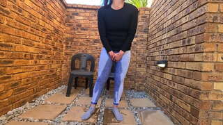 Chubby titler prostitueret indendørs og udendørs urinerer kompilation | våd og rodet