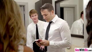 Sexy teens Ms Faris agus Whitney Wright a &#039; còrdadh hardcore threesom sex an dèidh dhaibh sucked dick