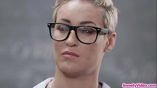 ���ದಿಹರೆಯದ ಸುಂದರಿ ಬೆಡಗಿ ಚೀಪು ತನ್ನ ಬೋಧಕರಿಗೆ ಯೋನಿಯ ತುಟಿ ನಂತರ ವರ್ಗ