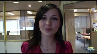 Cilik brunette nawakake dheweke bokong karo penggalihipun dhumateng