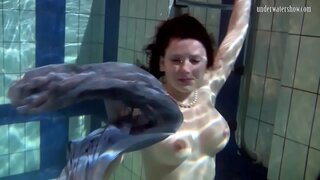 Ƹ�泳宝贝卡特卡带在游泳池