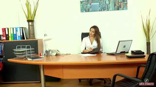 Opdrachtgever Dani Daniels harige kut vol met sperma (Deel 1)